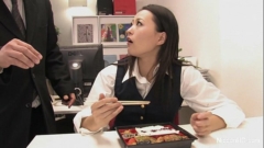 Japanese office สาวออฟฟิตนั้งกินข้าวอยู่ดีๆ Blowjob โดนหนังหน้ามาตามไปให้โมคควยให้สะงั้น ยังกินข้ามไม่อิ่ม ไปกินน้ำควยแทนละกัน HD+